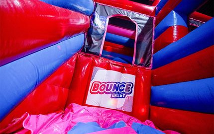 Parque inflable de saltos Bounce Valley Eindhoven en rosa y azul disponible en línea en JB